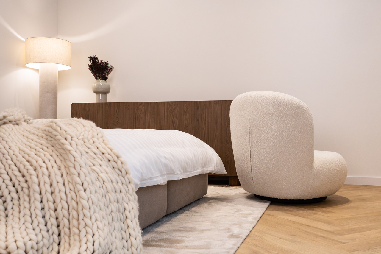 Ein Sessel im Wohnzimmer oder ein Accessoire fürs Schlafzimmer? Komfort und Funktionalität in einem.